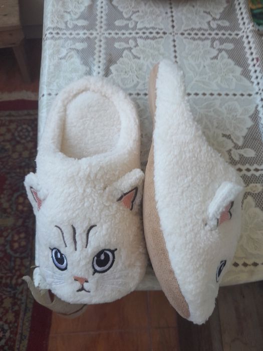 Vând doua perechide papuci pentru femei pufoși + un ceas de mana = 55