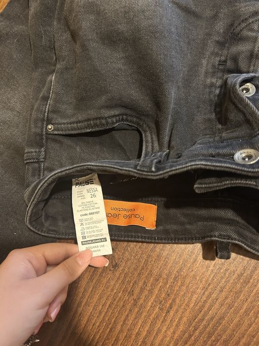 Нови тъмни дънки на Паус