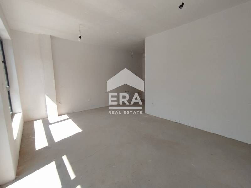 Тристаен, ексклузивен, югоизточен апартамент за продажба, с паркомясто