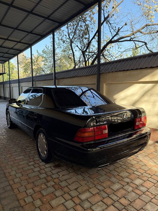 •Lexus LS 400 Бизнес-Седан•