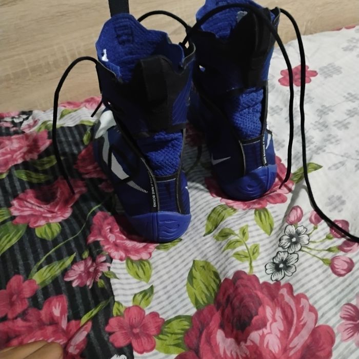 Продавам боксови обувки nike
