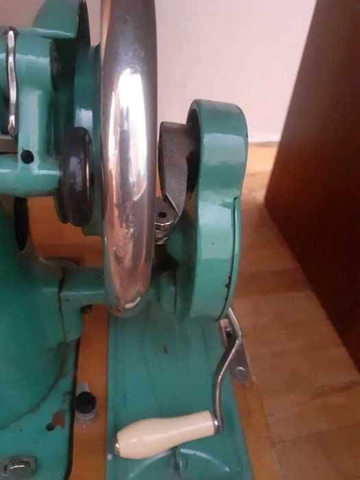 Обменяю швейную бытовую машинку Подольск 60 годы работает хорошо