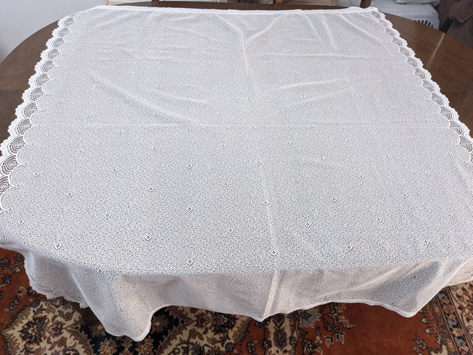 Perdele albe si colorate scurte si lungi. Pret de la 8 la 15 lei.