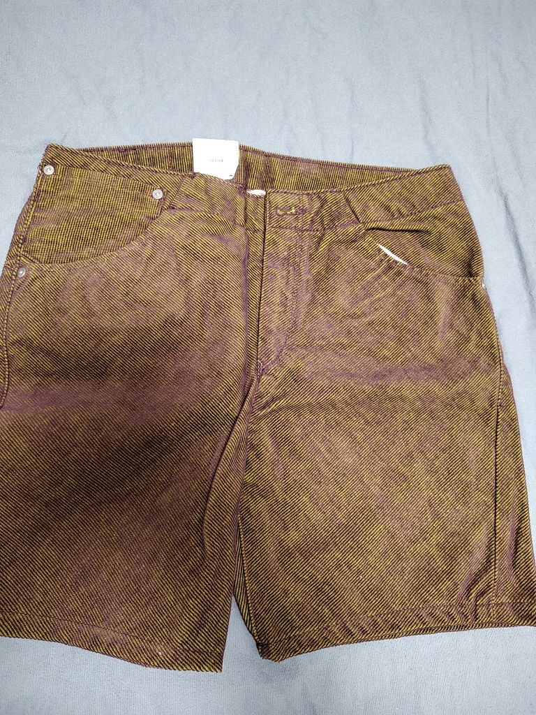 Vand pantaloni scurti Levi's