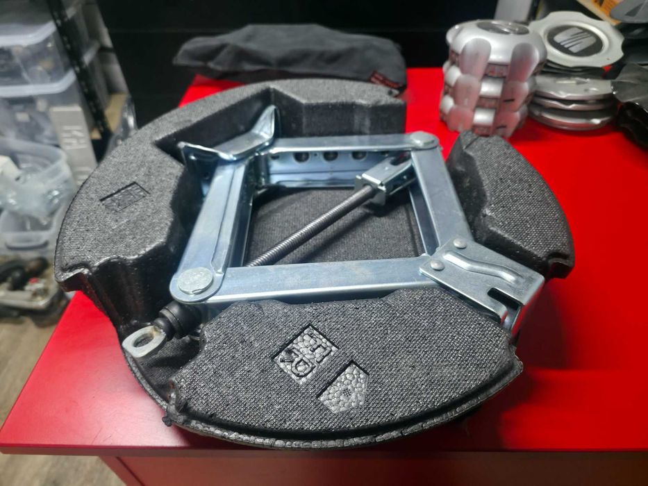 KIT CRIC AUTO OEM Toyota RAV 4 Hybrid - NOU - COD 64779-42030