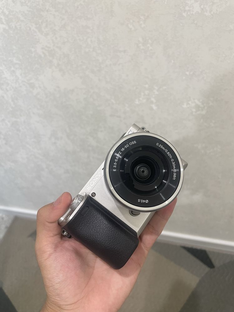 Sony A6000 + 16–50mm Kit