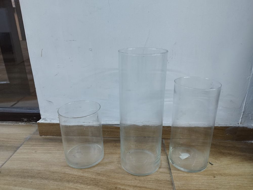 Стеклянные вазы разных размеров