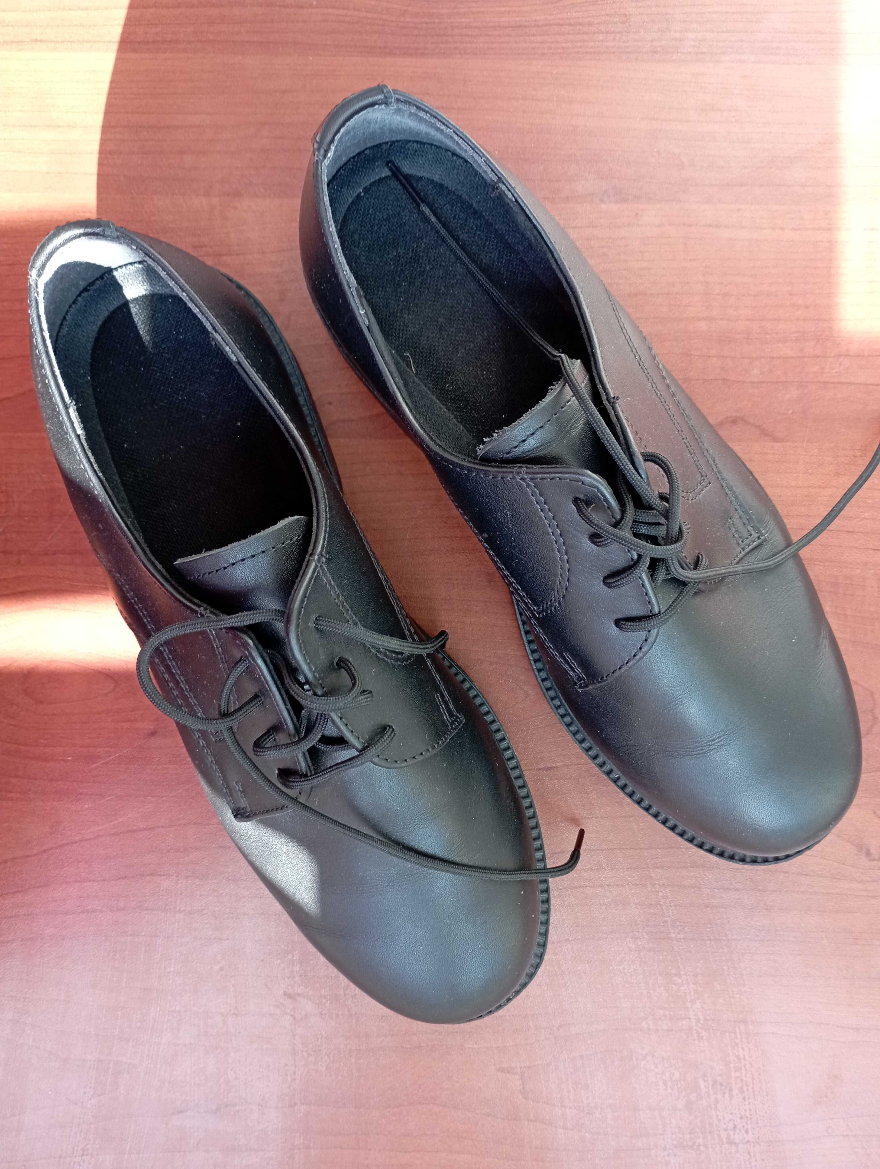 Чисто нови обувки за момче от естествена кожа №37