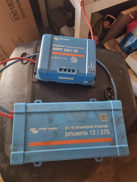 Invertor și incarcator solar