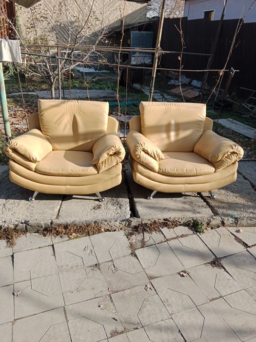 Кресла кожаные продам