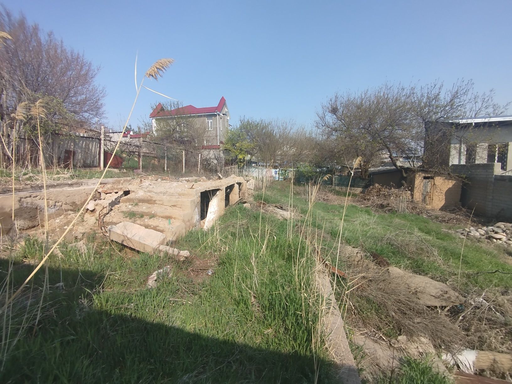uchqahramon emadinda 6 sotixli hovli zudlik bilan sotiladi i