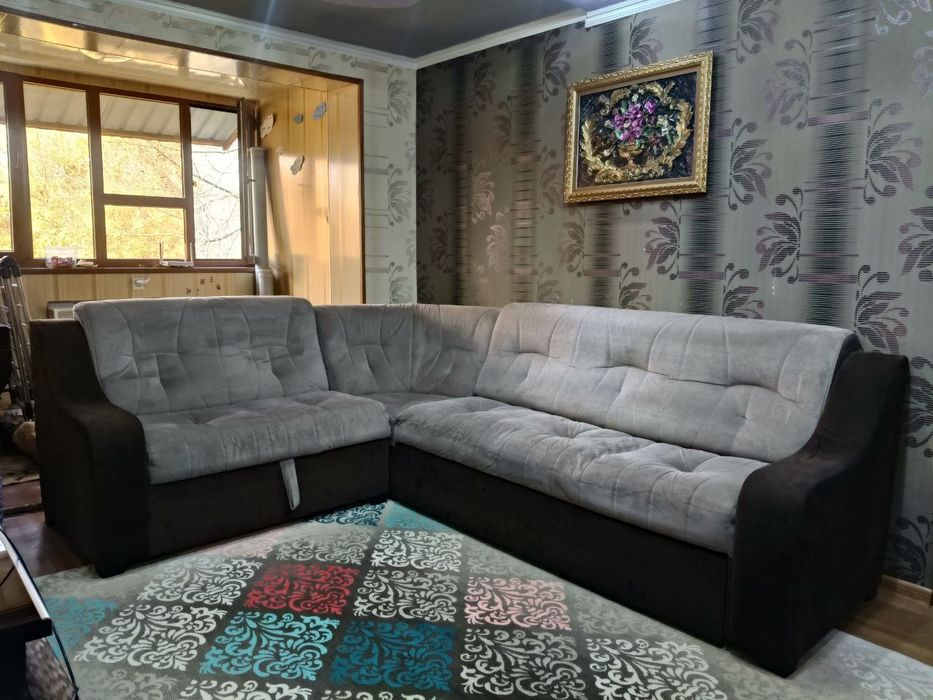 Продаю диван. В нормальном состояние. По вопросам звоните.