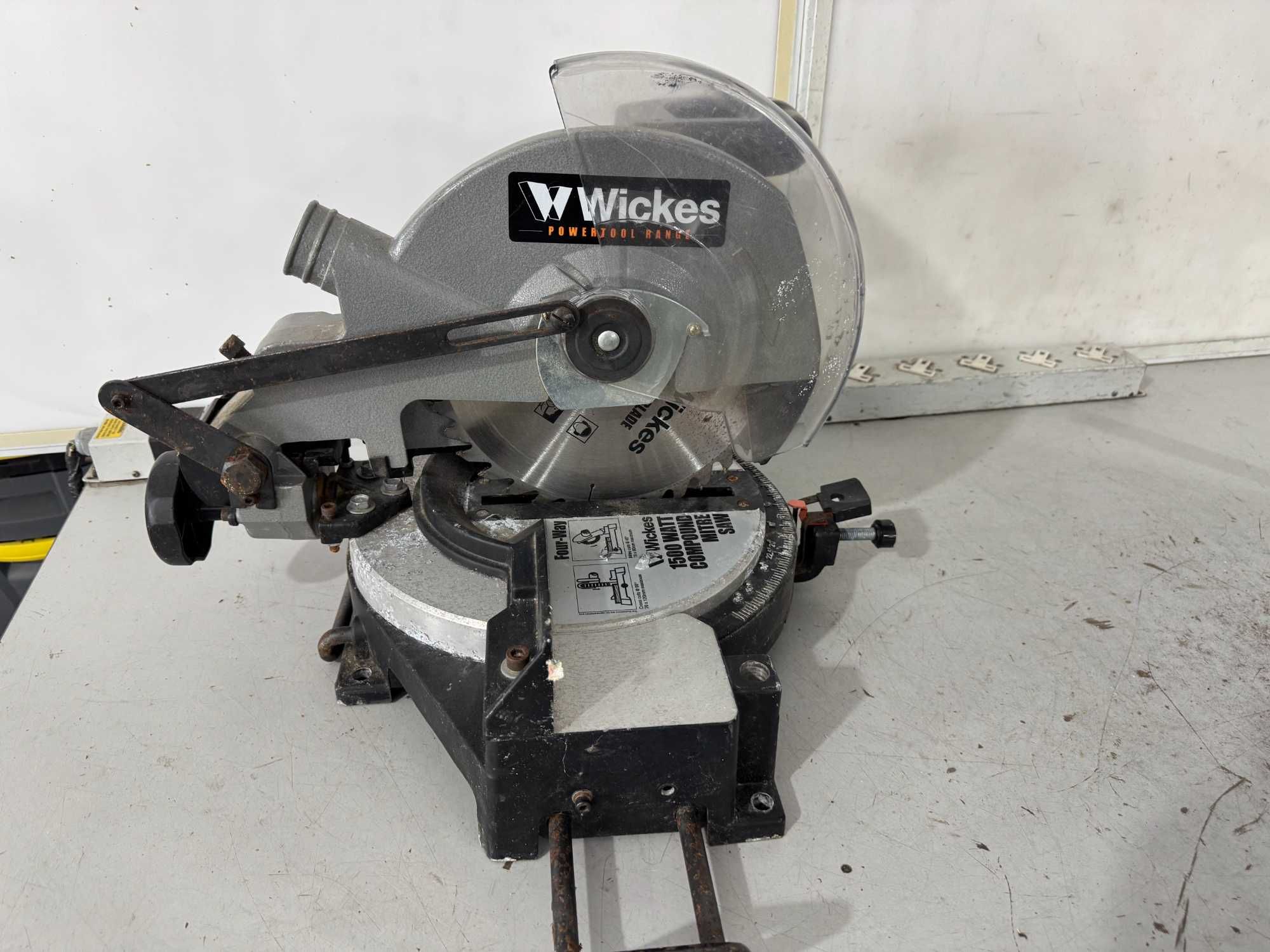 Циркуляр пендула - Wickes 1500 W / 250 mm
