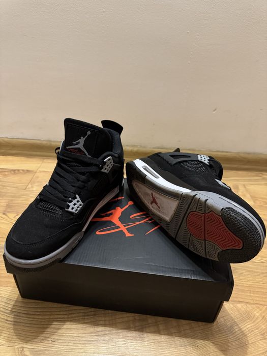 Air Jordan 4.