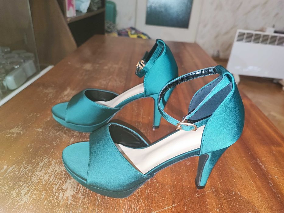 Обувки, Отворени с висок ток в тъмно Зелено-Нови.