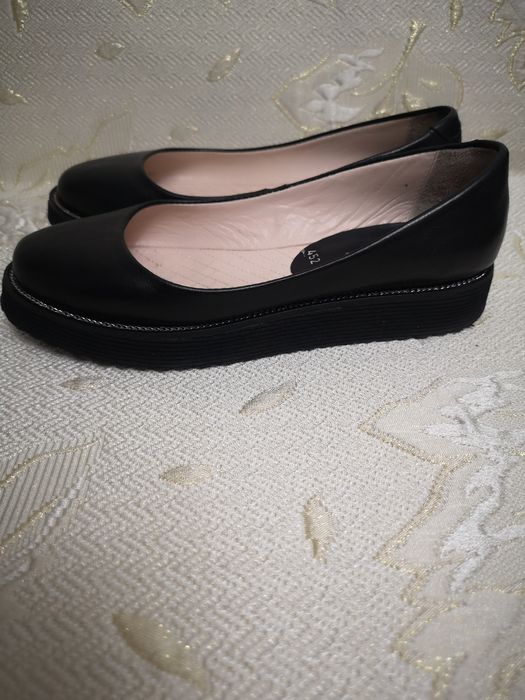 Отдам даром  обувь