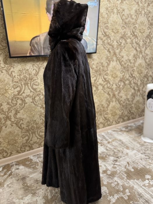 Продаю натуральную чёрную норковую шубу длинного кроя.