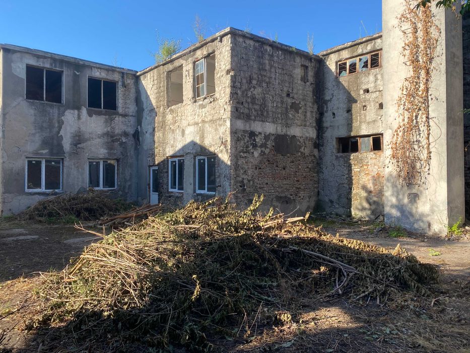 De vanzare/inchiriere Cladire P+E si teren aferent