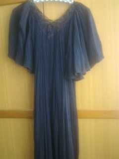 Продавам черна кенарена лятна рокля с къс ръкав.