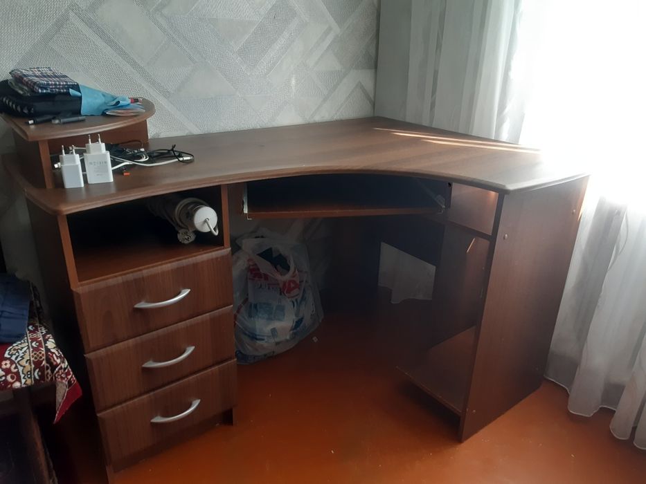 Продаю компьютерный стол