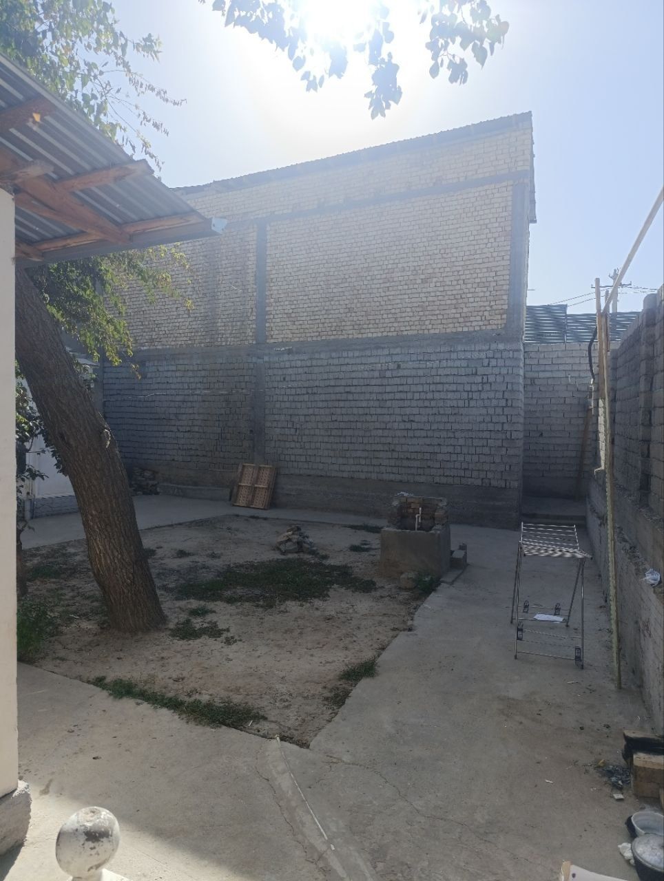 Chorsu sagbonda hovli sotiladi 1 sotix