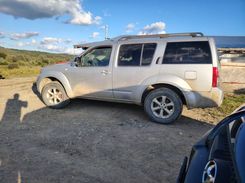 Vând Nissan pathfinder