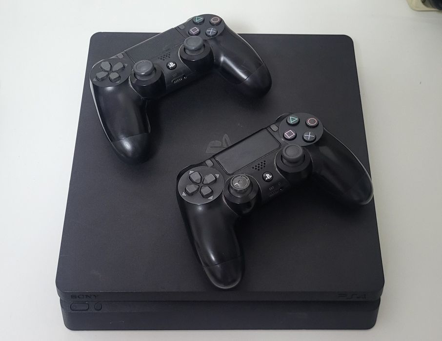 PS 4 slim cu 2 manete