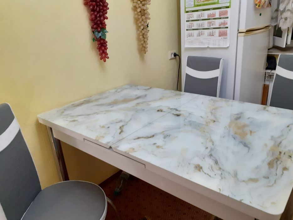 Продам кухонный стол и стулья