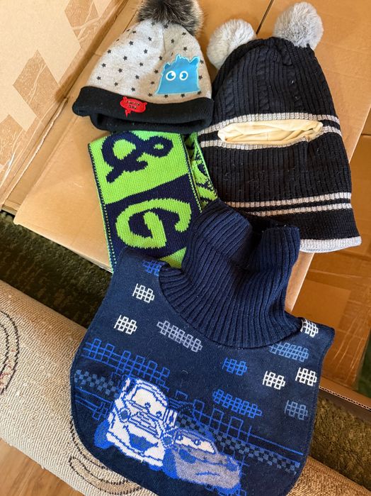 Продам теплые шапки для мальчика 3-4 года . Все за 3000 тыс