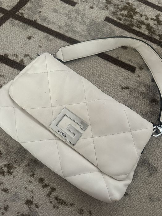 Малка чантичка Guess