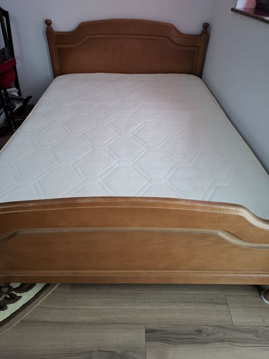 pat din lemn masiv cu saltea. Salteaua are 2m pe 1.6..si 20 cm.