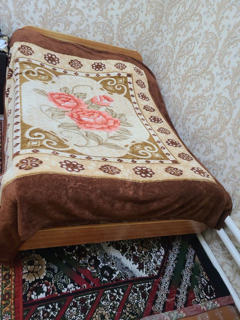 Kir yuvish mashinasi, 2 kishilik yotoq mebeli va shfaner sotiladi.