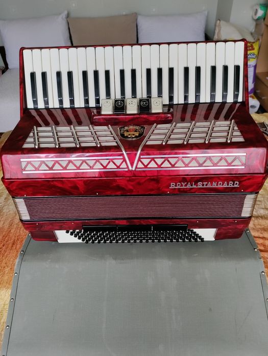 Продавам акордеон ROYAL STANDARD 120баса с куфар