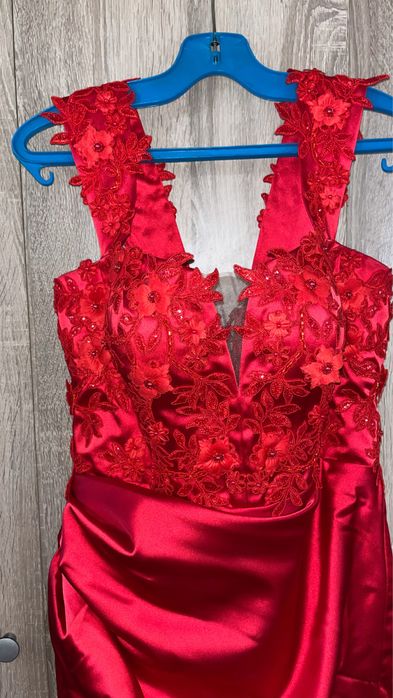 Продавам елегантна бална рокля