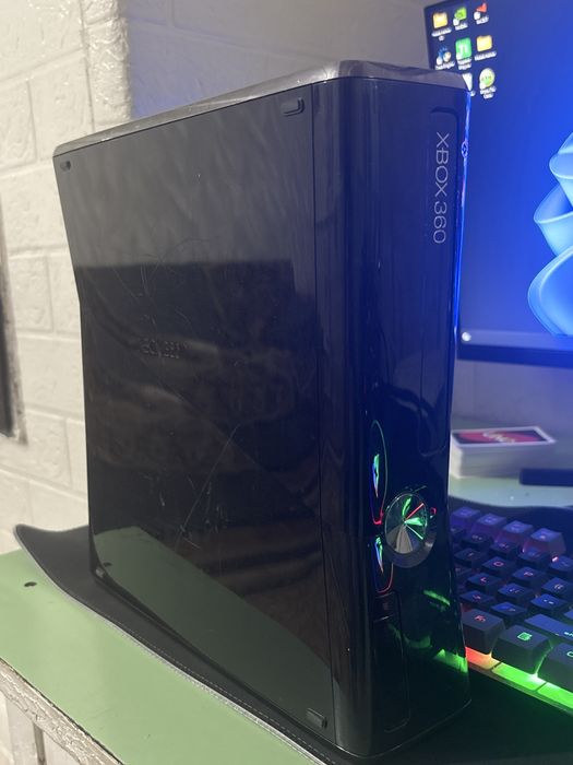 продам Xbox 360 в комплекте шнур к приставке