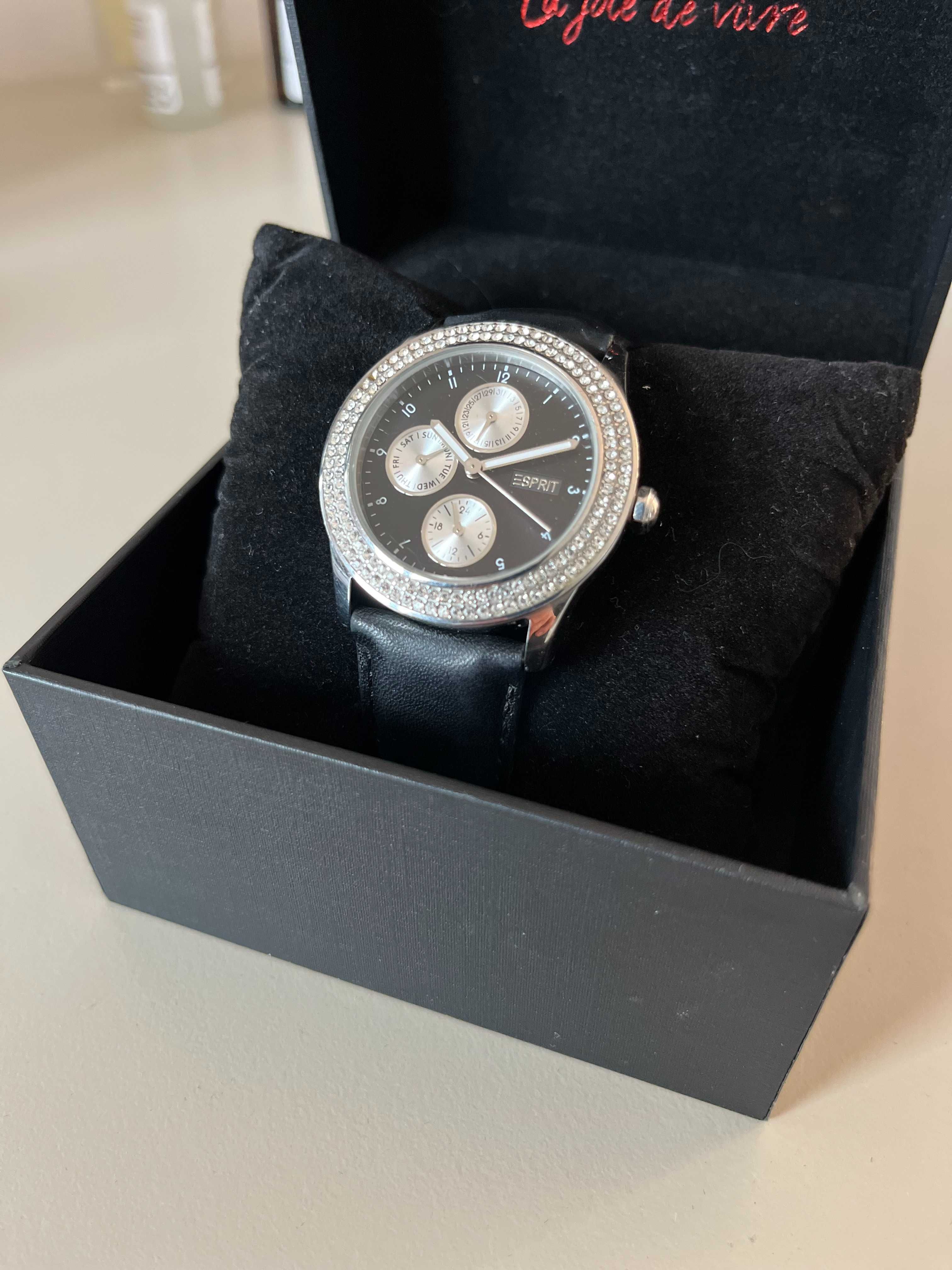 Дамски часовник Esprit Peona ES105912 – кварцов, с кожена каишка