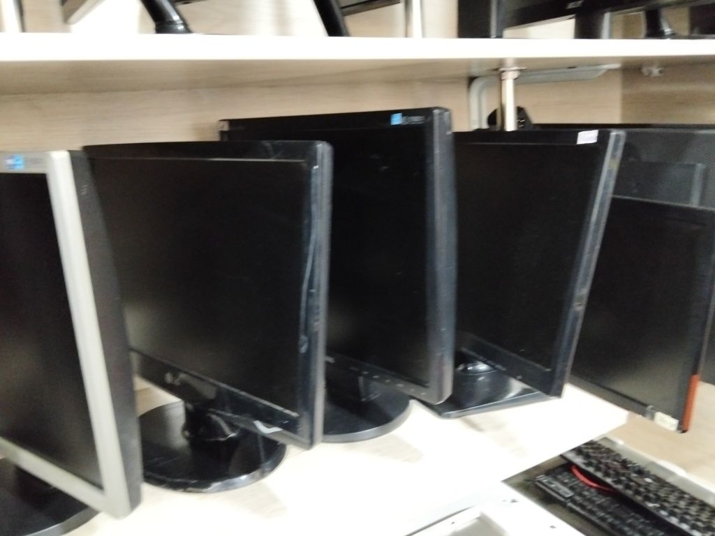 Kameraga qo'yish uchun arzon monitorlar