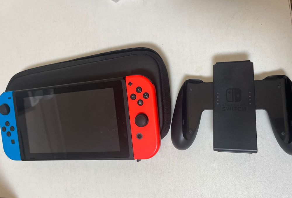 Nintendo Switch + accesorii + 5 jocuri – ca nouă