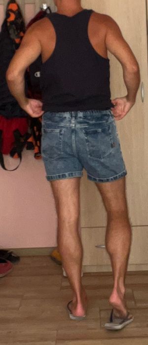 Продавцам къси панталонки Boss