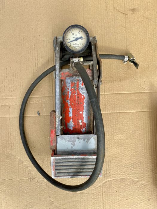 Насос ножной автомобильный