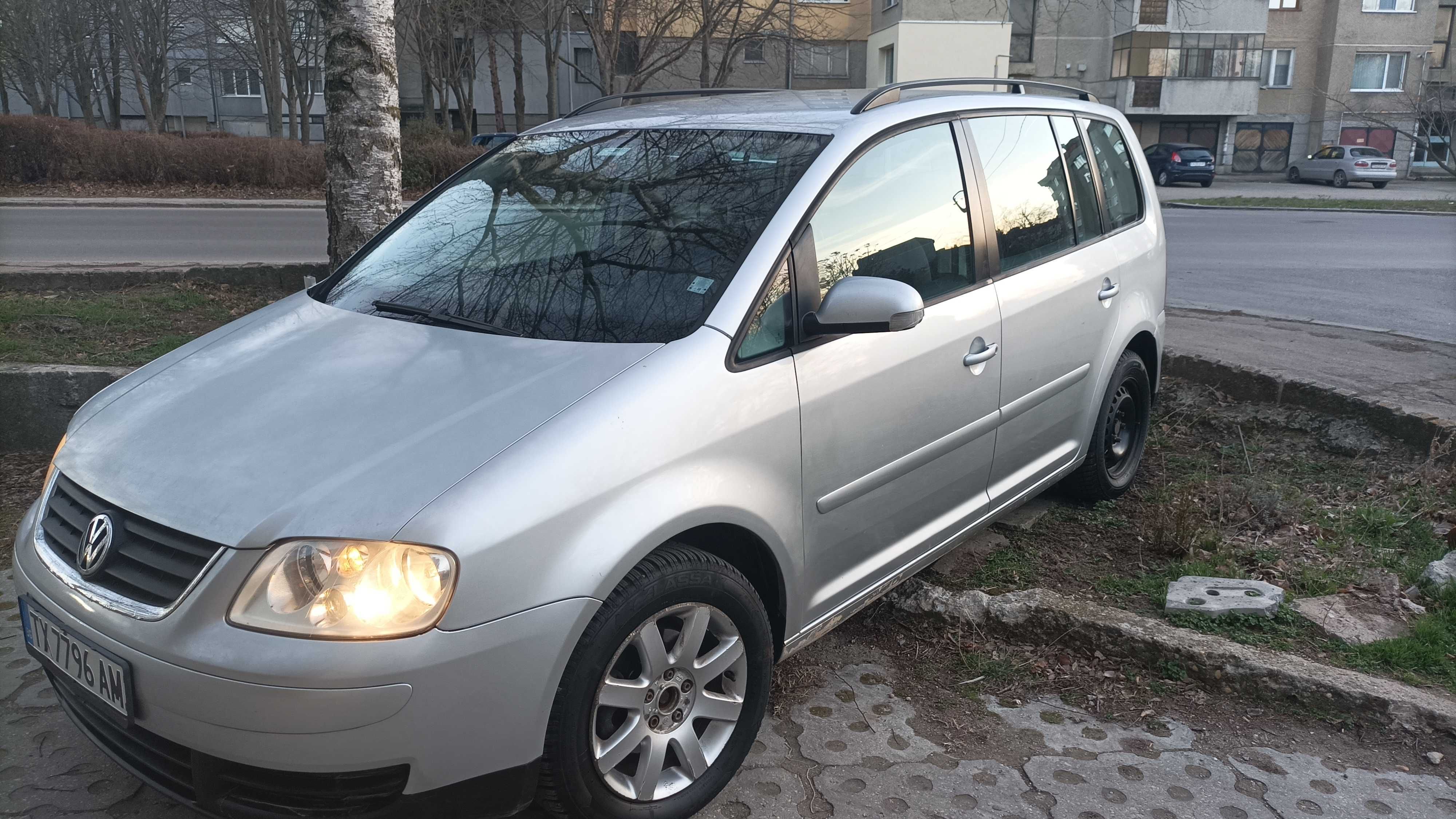 ПРОДАВАМ VW TOURAN 1,9TDI 105 кс 2006 година