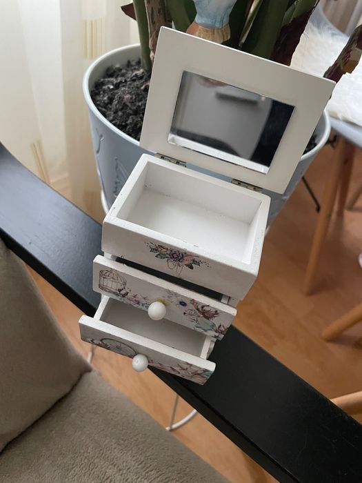 Cutiuță bijuterii și clama