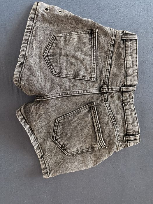 Blugi scurti noi, nepurtati