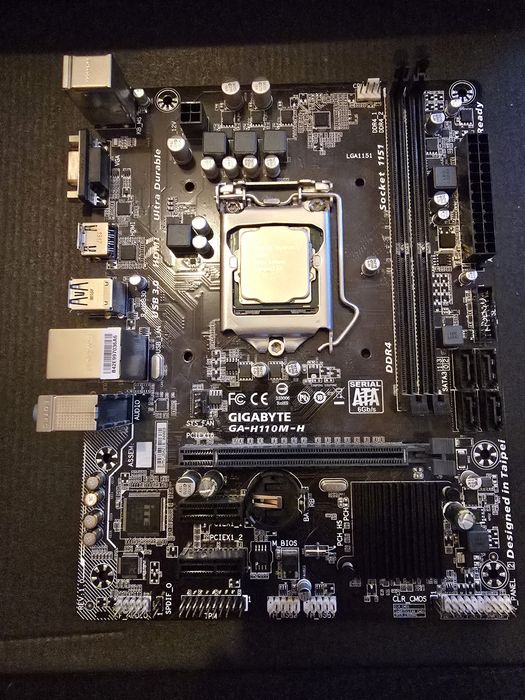 Placa de baza cu procesor