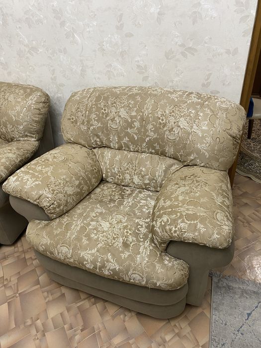 Диван раскладной и кресло срочно торг есть
