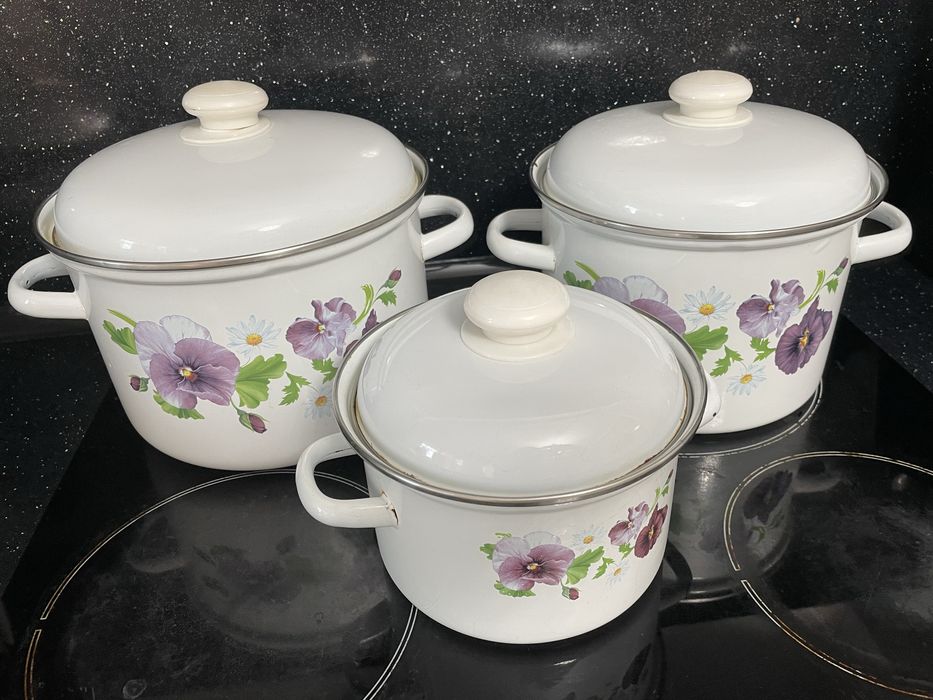 Продам набор эмалированных кастрюл