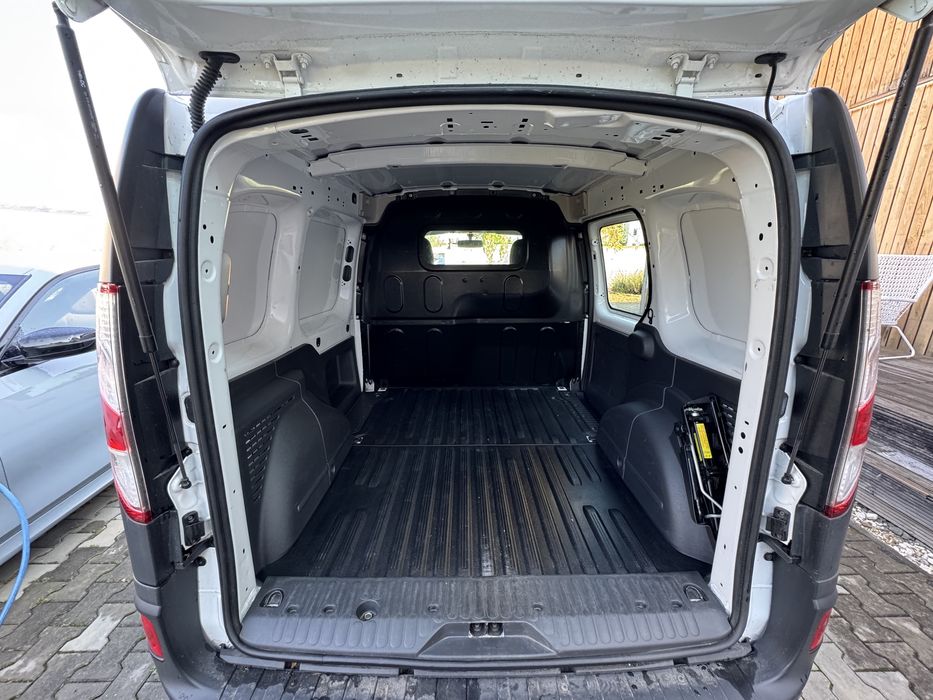 Duba de inchiriat: Renault Kangoo ZE electric - cu sau fara sofer