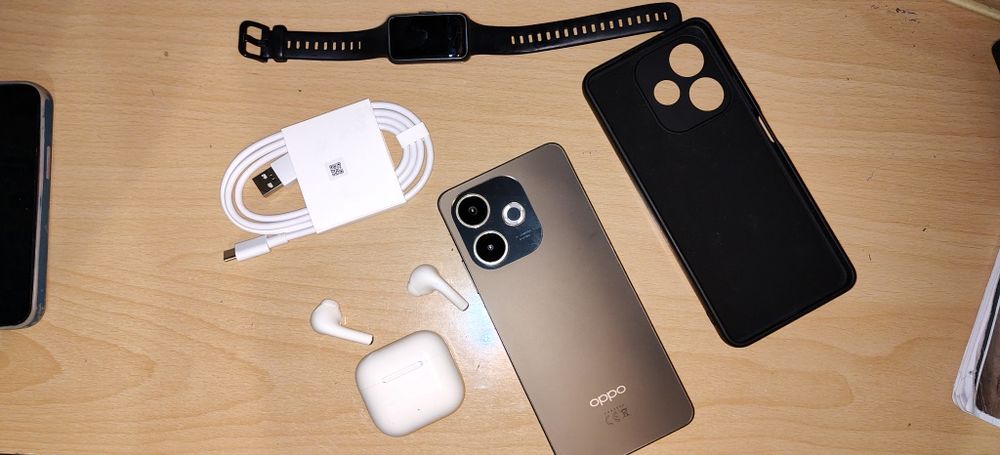 Vând telefon oppo nou 8gb ram ,SmartWatch casti