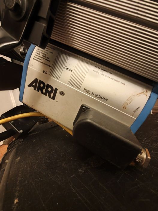 Lumini cinema Arri fresnel 650 2000W True Blue T2