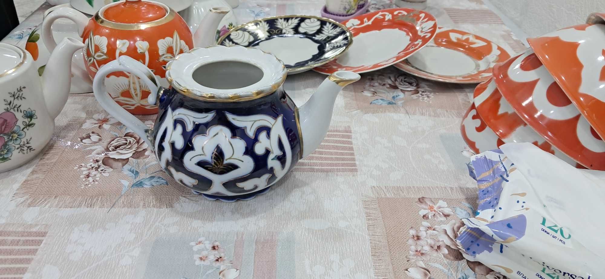 Фарфоровые чайники, разная посуда